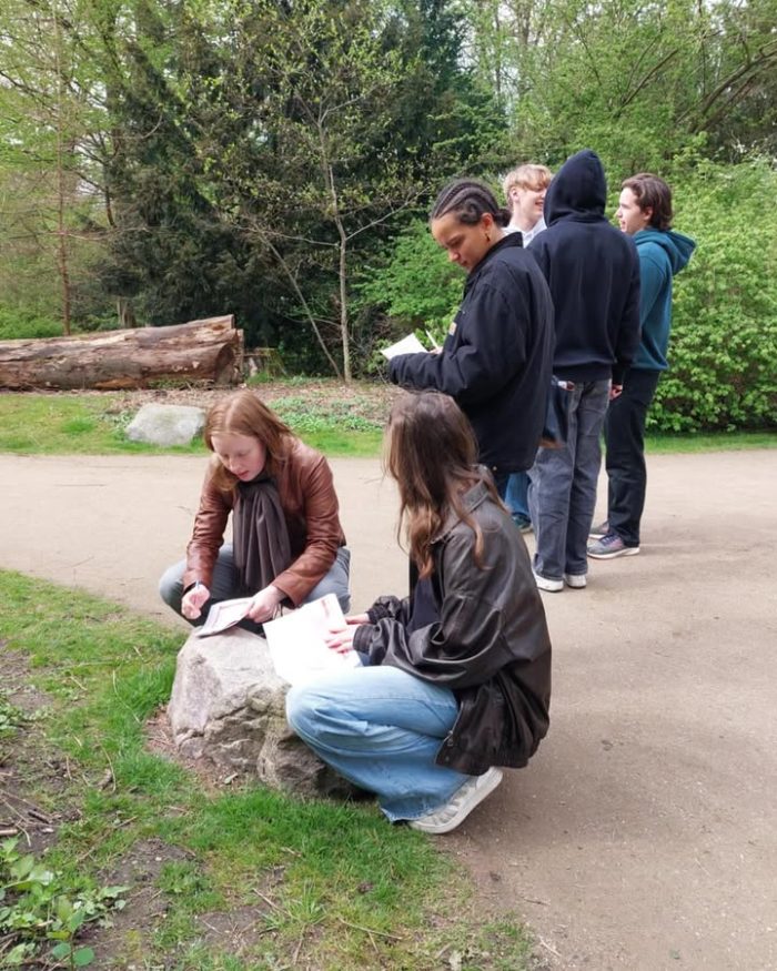 Matematik er en dejlig gave,
når man ’WalkNtalk’er i Frederiksberg Have.
Så får man skøn inspiration,
til lyden af 2aMA som taler om permutation!

#frederiksberggymnasium 
#matidetfri