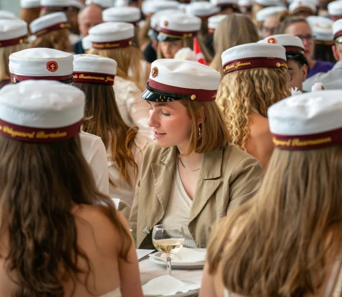 Dimissionsfest 2025🪩🎉
Onsdag aften blev 3.g’ernes afslutning på Frederiksberg Gymnasium fejret af elever og lærere👩🏼‍🏫 med den traditionelle Dimissionsmiddag. Festlighederne blev skudt i gang med årgangsfotografering af klasserne📸. I løbet af aftenen blev årgangen fejret med sjove indslag fra Emil, uddeling af legater, fællessang og i traditionen tro årets ‘lærerrevy’ anno 2025✨

📸Rasmus Nørgaard
@rosford_photos