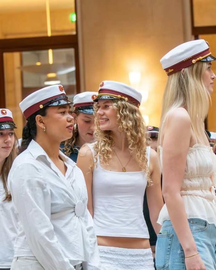 ✨ Translokation 2025 ✨
Fredag d. 27. juni blev årets studenter fejret på smukkeste vis ved den traditionsrige translokation på Frederiksberg Rådhus 🎓

Med taler fra borgmester Michael Vindfeldt, elever og rektor Maja Bødtcher-Hansen blev årgang 22/25 sendt godt videre. Musikalske indslag og fællessang fra både elever og lærere skabte en rørende stemning 🎶💛

Efter ceremonien strømmede glade og lettede studenter ud på rådhuspladsen – hvor festligt pyntede studentervogne stod klar til at tage dem med på fejring! 🚛🎉

📸Rasmus Nørgaard
@rosford_photos 

@mvindfeldt @frbkommune